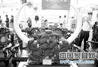 曾經(jīng)高達(dá)8000萬元一套的紅木家具如今不到60萬元。“不僅原料價(jià)格超跌,家具市場也有價(jià)無市”,業(yè)內(nèi)稱“令人心痛”記者周華攝 曾經(jīng)高達(dá)8000萬元一套的紅木家具如今不到60萬元。“不僅原料價(jià)格超跌,家具市場也有價(jià)無市”,業(yè)內(nèi)稱“令人心痛”記者周華攝