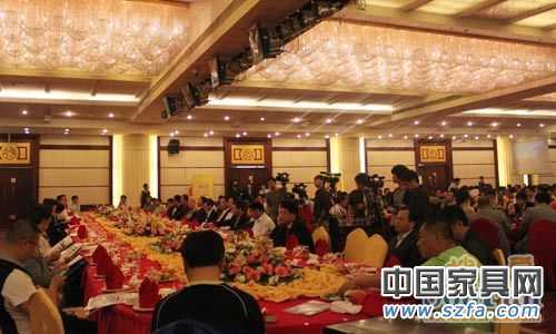 家居、建材行業(yè)的500余位廠家、經(jīng)銷商代表現(xiàn)場(chǎng)參加招商推介會(huì)