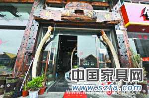 舟山一家門面及家具都以老船木為原料的茶行。