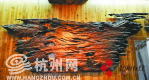 老船木制作的裝飾品。