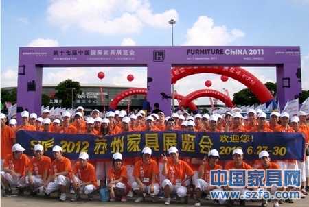 在上海,蘇州家具展的工作人員信心滿滿 在上海,蘇州家具展的工作人員信心滿滿