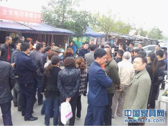 現場消費者接受記者采訪 現場消費者接受記者采訪