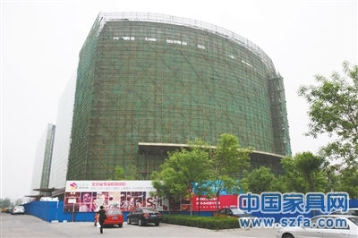 正在建設中的愛琴海購物中心，位于朝陽區七圣中街12號，太陽宮百盛購物中心旁。實習生 翟超