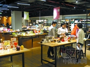 進(jìn)駐大型購(gòu)物商場(chǎng)的家品店，人流也比平時(shí)多了不少。