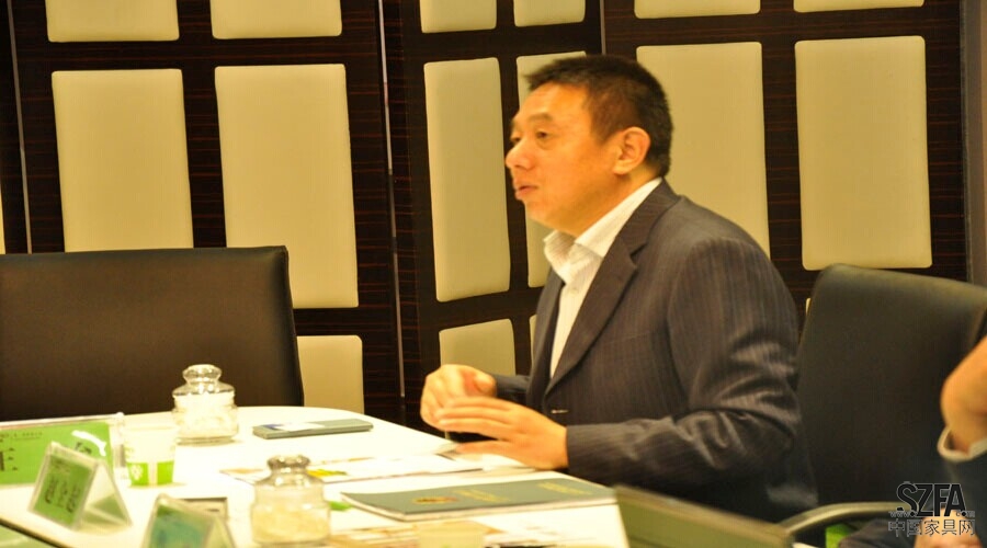 歐寶集團總裁給與會專家領導詳細介紹新產(chǎn)品