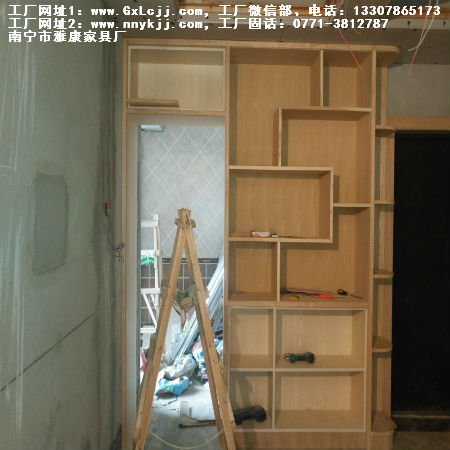 加層作小造型，雙層，也好看，相比，醒色白飾，整體展柜、儲柜、小小別致柜衣家具設計定制加工廠南寧中國的，不普通~